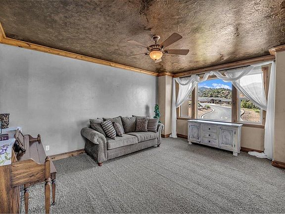 5th image of 811 E Canyon Ridge Dr