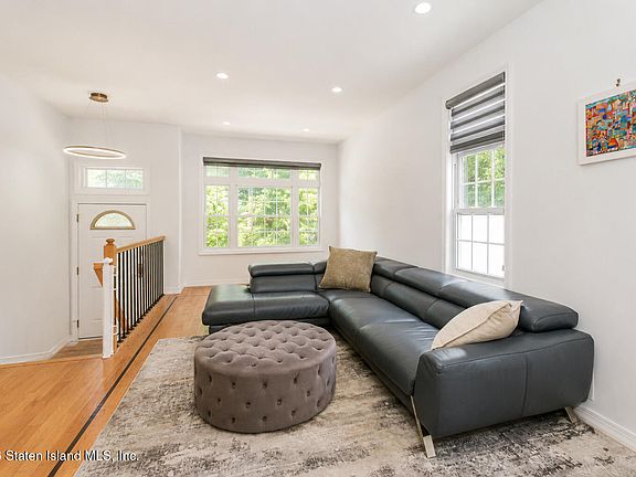 4th image of 122 Ashworth Ave