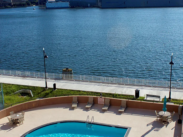 Harbor Tower Apartments — Photo 7