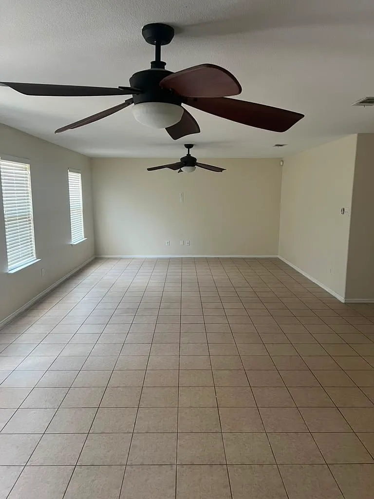 3 bed, 1916 sqft, $2,195 — Photo 4