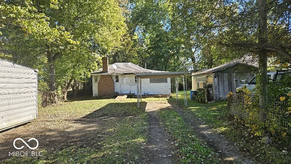 8968 N 300 E photo 1