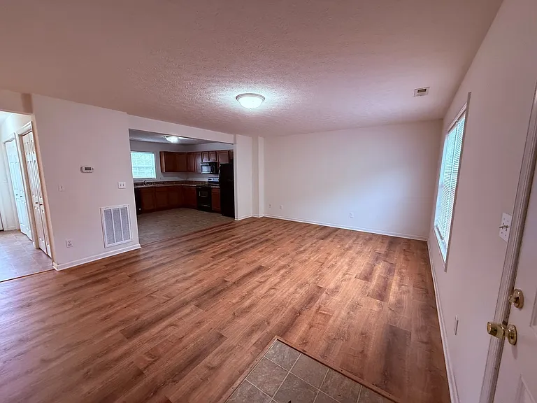 10 Station Ln NE — Photo 4