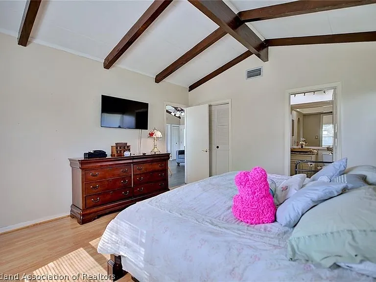 136 Ida Ave — Photo 12