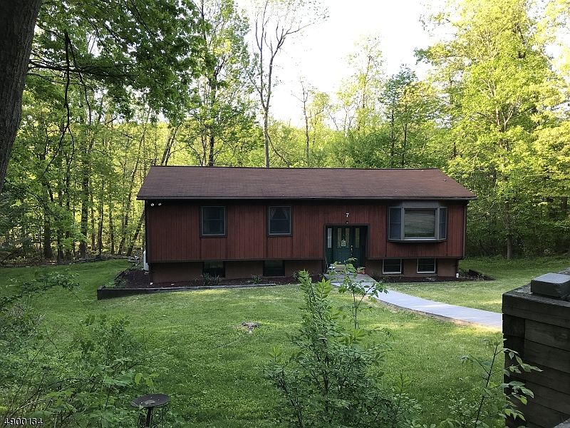 1st image of 7 Post Hill Dr