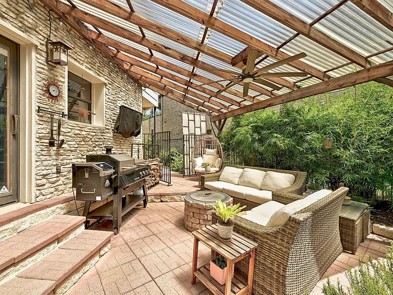122 Acapulco Dr — Photo 23