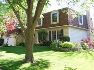 1212 Parliament Ct, Libertyville, IL