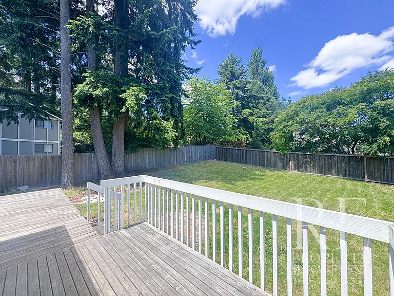 2228 NE Ridgewood Dr — Photo 24