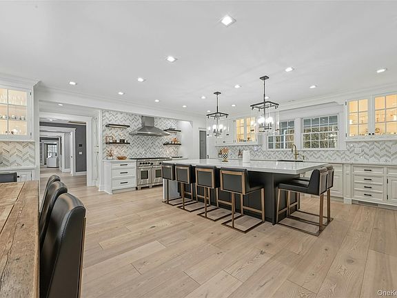 5th image of 192 Burtis Lane