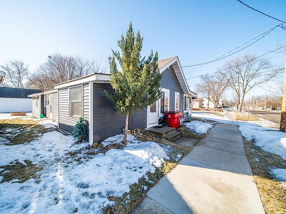 4th image of 716 9th St SE