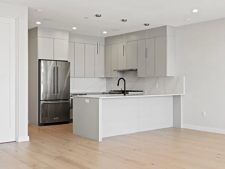 340 W 2nd St #17 — Photo 21