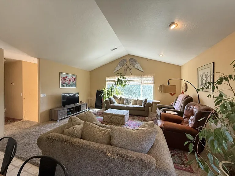 1176 NE Bonney Doon Ln — Photo 3