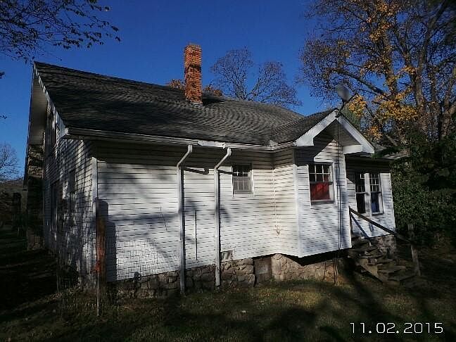 2nd image of 635 Baxter St