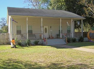 1302 N Gonzales St, Cuero, TX 77954