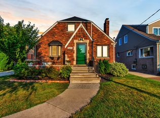 38295 Circle Dr, Harrison Township, MI