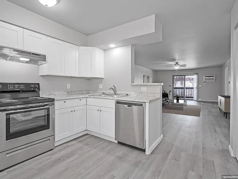 410 Fox Shores Dr — Photo 3