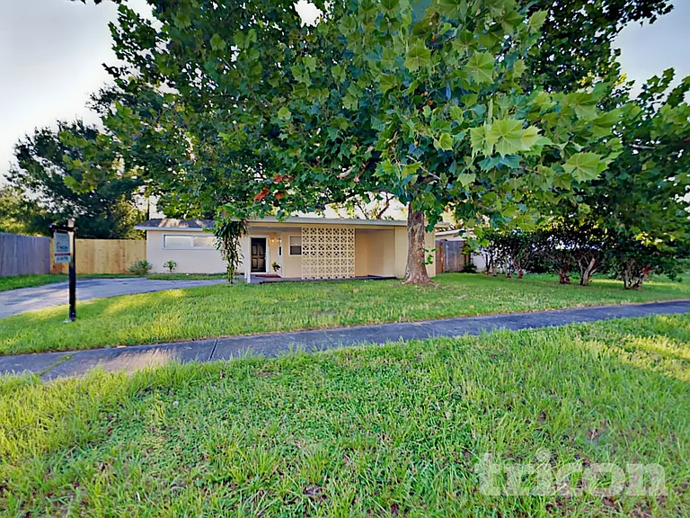1117 N Saturn Ave — Photo 2
