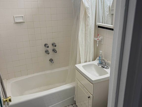 5th image of 348 W 49th St APT 5C