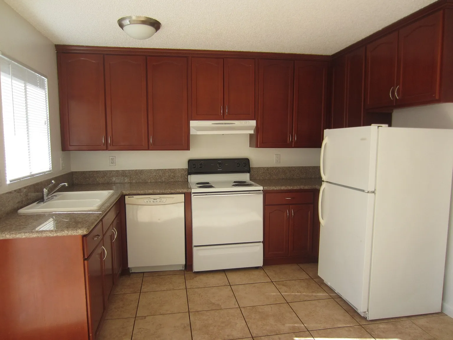 4 bed, 1164 sqft, $3,995 — Photo 3