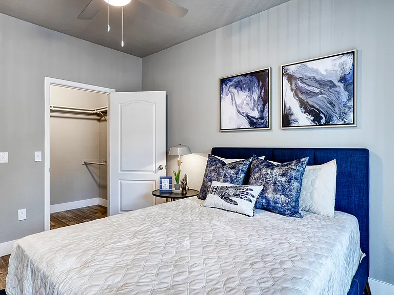 Oxford Apartments — Photo 15
