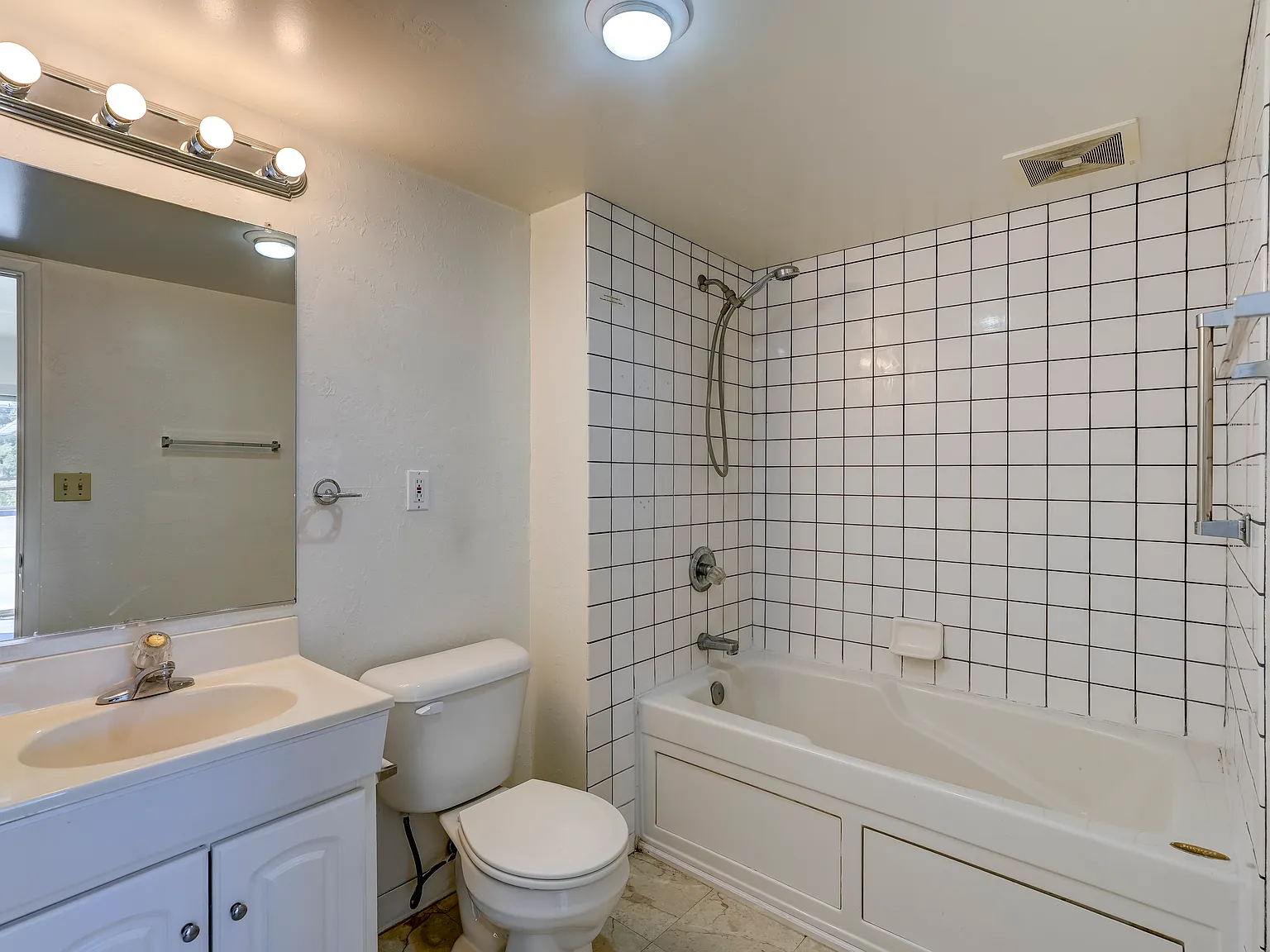 Studio, 300 sqft, $1,050 — Photo 4