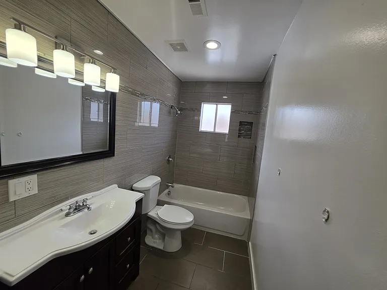 10303 Arminta St — Photo 23