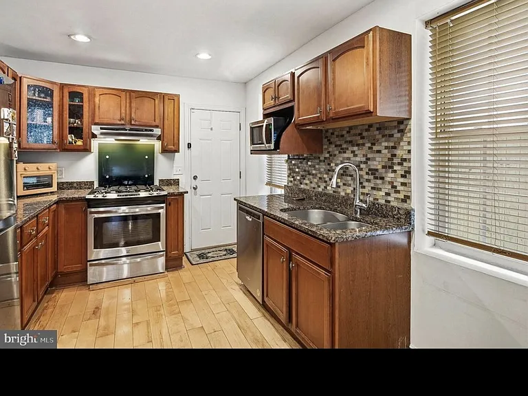 121 W Hamburg St — Photo 13