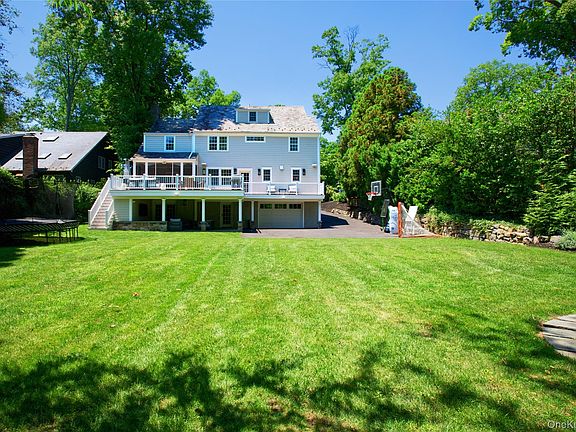 3rd image of 162 Manhasset Woods Road
