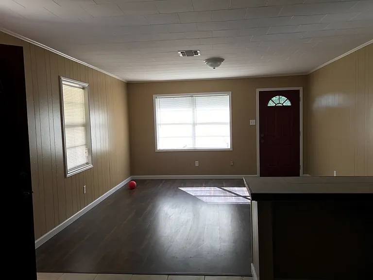 1910 W Oak Ave — Photo 3