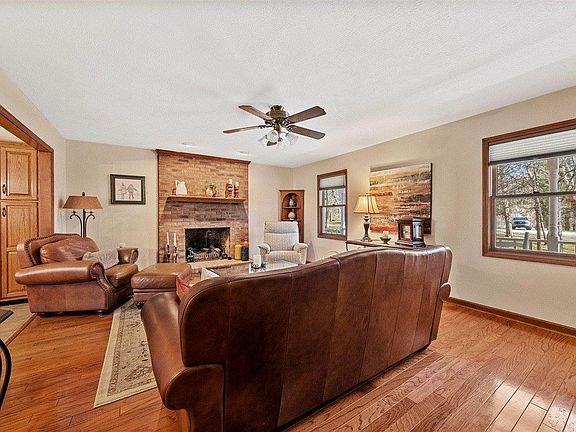 3rd image of 70 Hunters Hill Ct