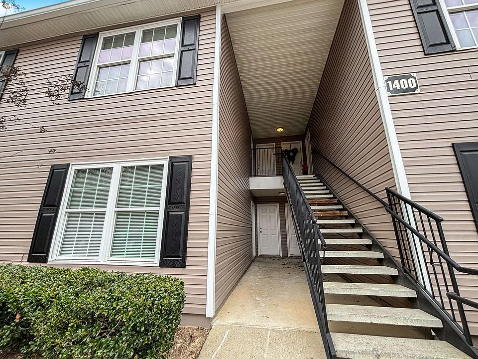 1402 Stonehaven Cir