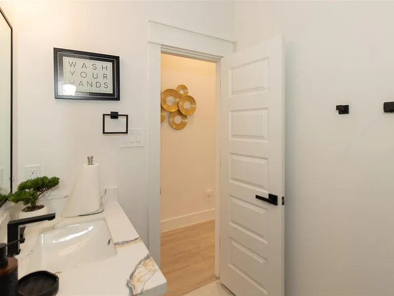 4902 Higgins St #B — Photo 33