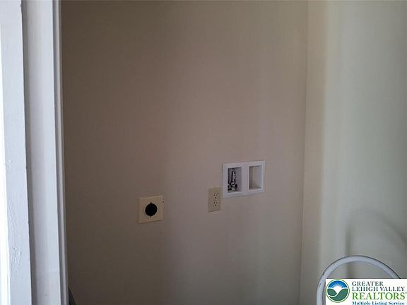 4th image of 1714 Upper Valley Rd