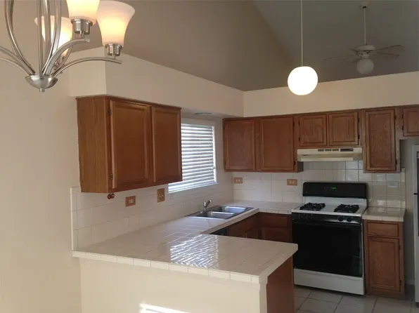 1892 Isle Royal Ln, Hanover Park, IL 60133