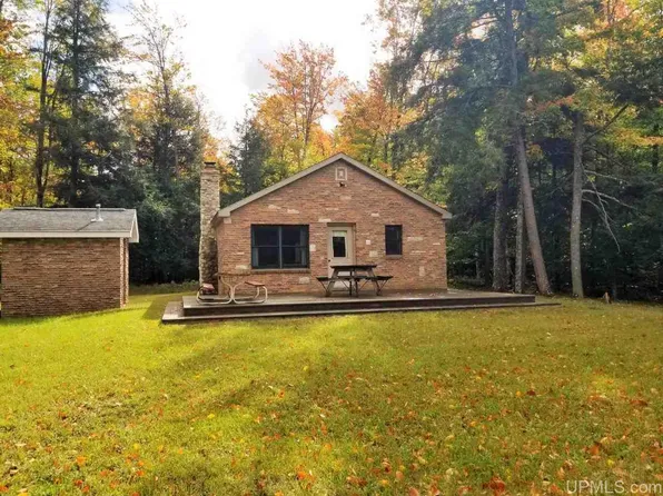 5265 Cals Dr, Manistique, MI 49854