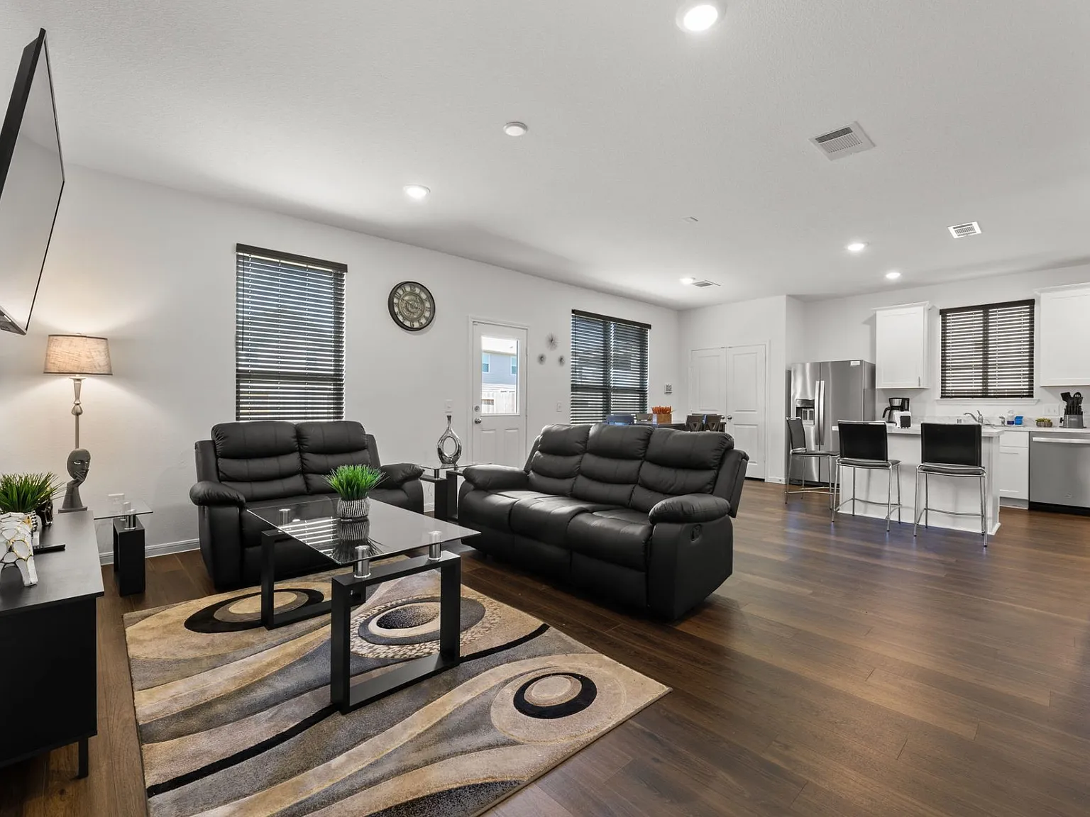 4 bed, $3,800 — Photo 2