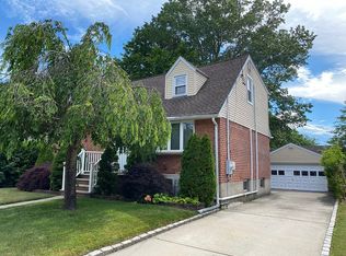 74 Chaffee Ave, Albertson, NY 11507