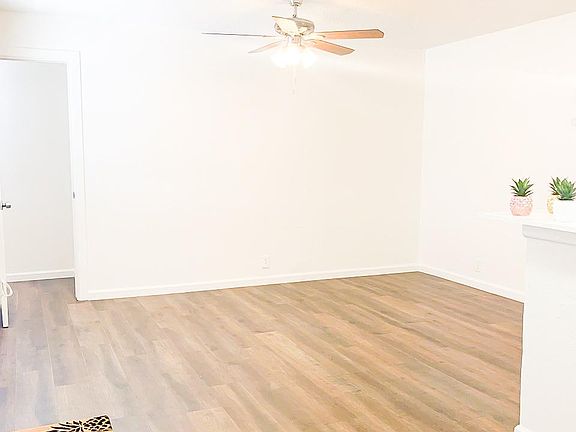 5th image of 200 E Courtland Pl APT 10