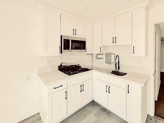 5th image of 938 E Kingsley Ave
