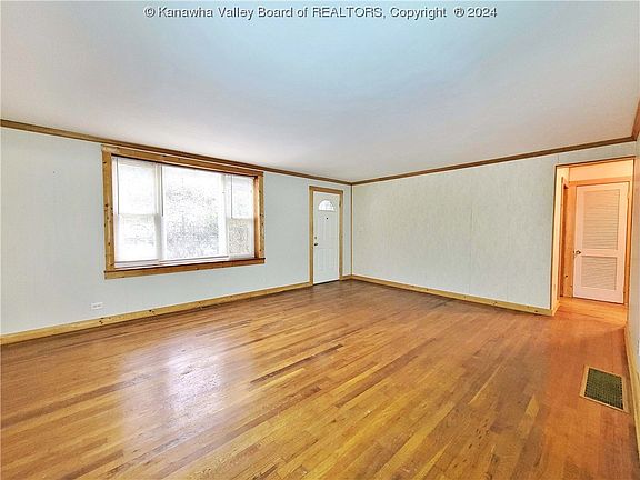 4th image of 140 Hill St