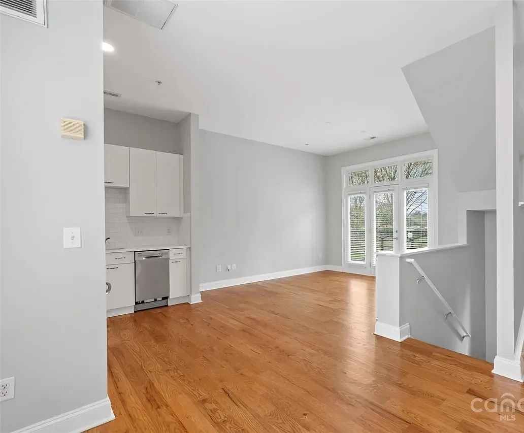 2 bed, 1017 sqft, $2,100 — Photo 2
