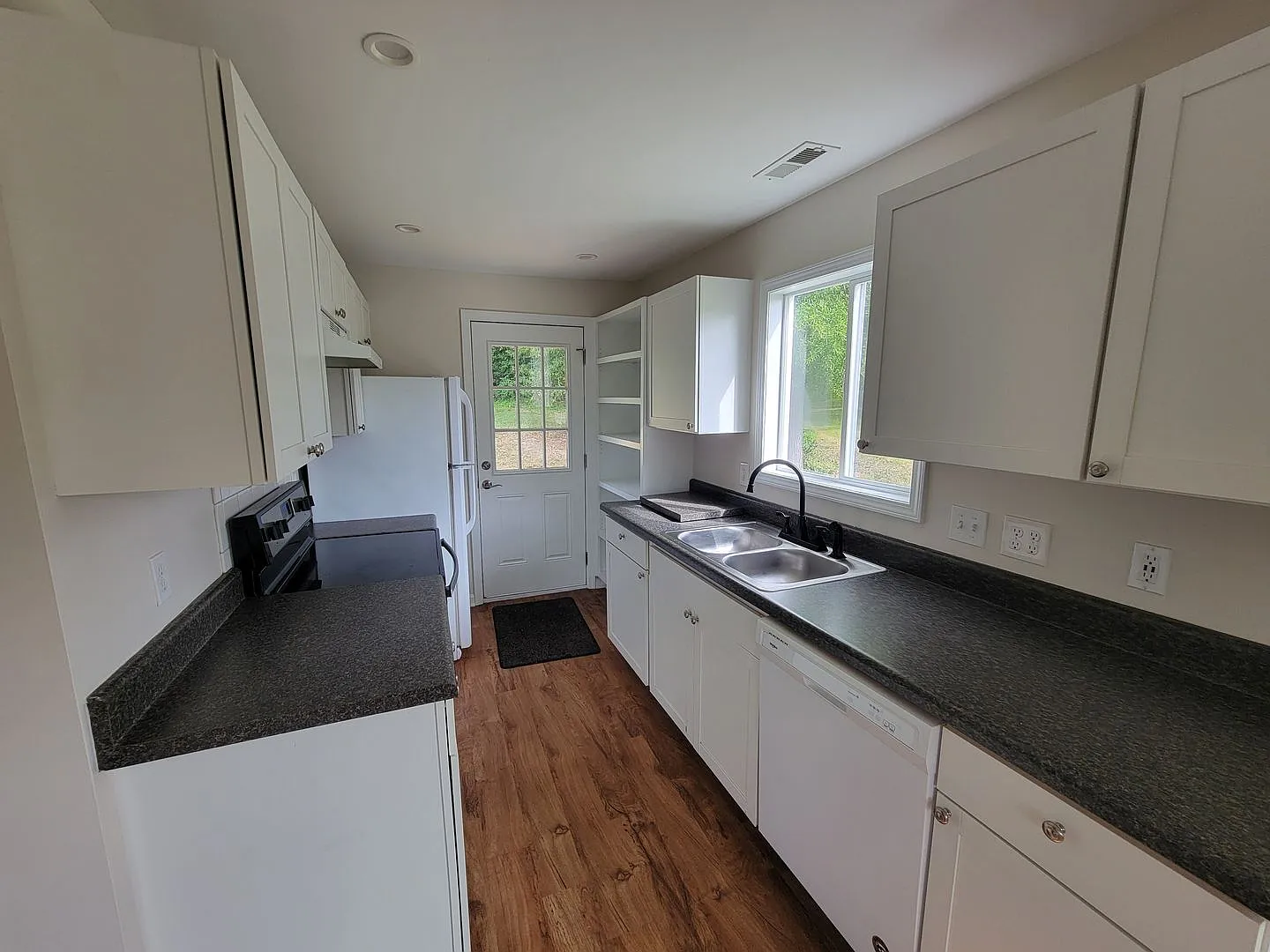 2 Bedroom House — Photo 3