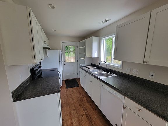 5th image of 605 Granite St