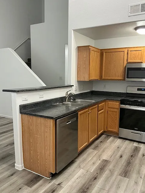 2 bed, 2.5 bath, 1070 sqft, $1,720 — Photo 2