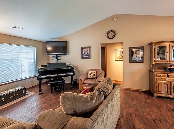4th image of 221 Aspen St