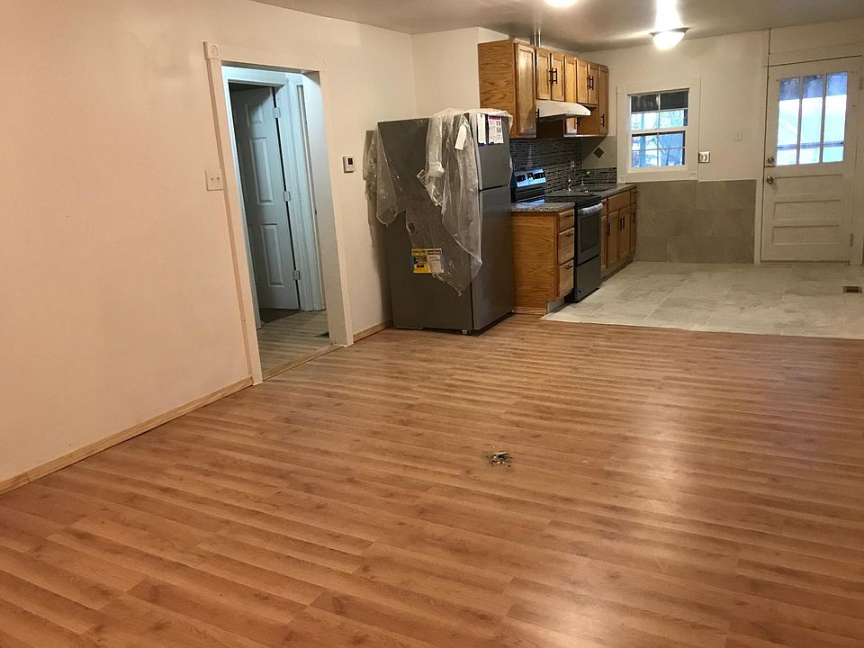 2nd image of 600 E 14th St