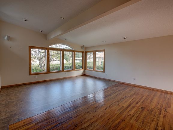 4th image of 1802 NE Crestview Pl