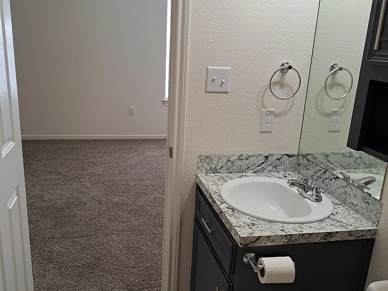 806 Redwood Ln — Photo 15