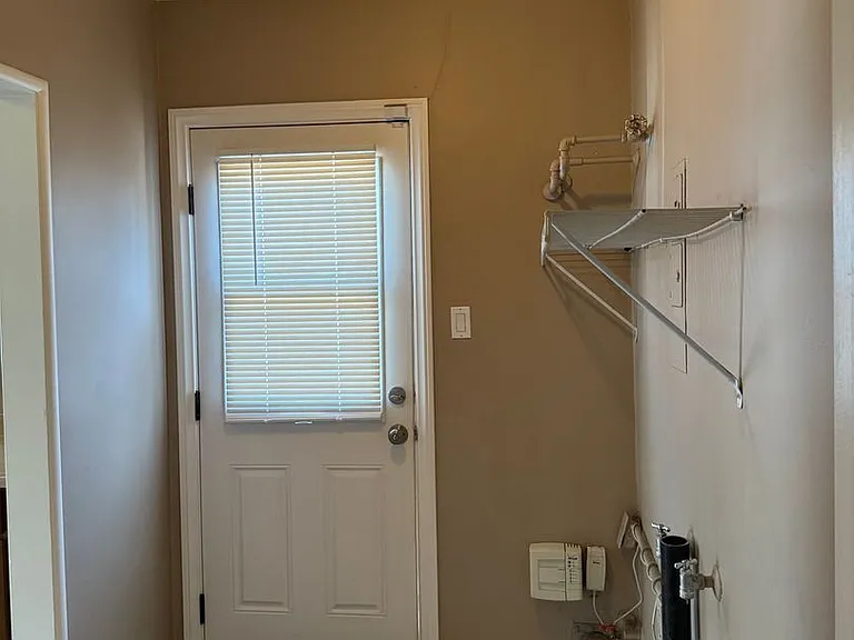 1053 N Laurel Ave — Photo 8