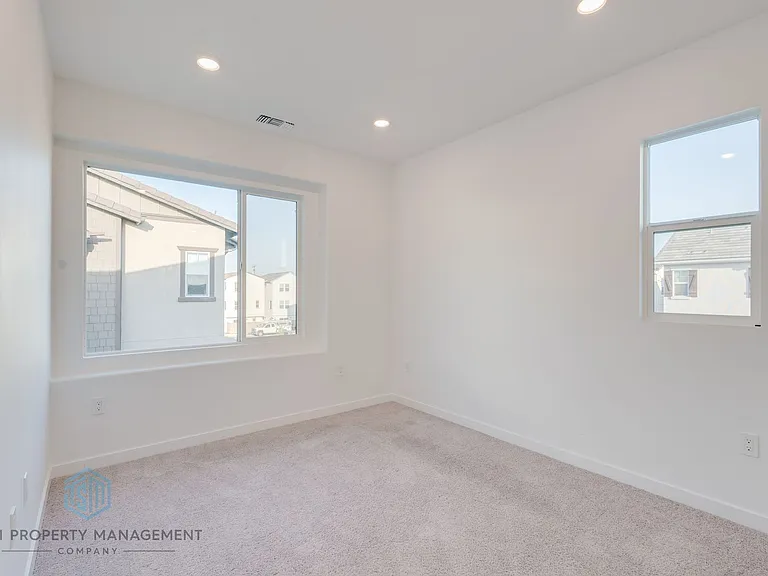 2539 Dorris St — Photo 12