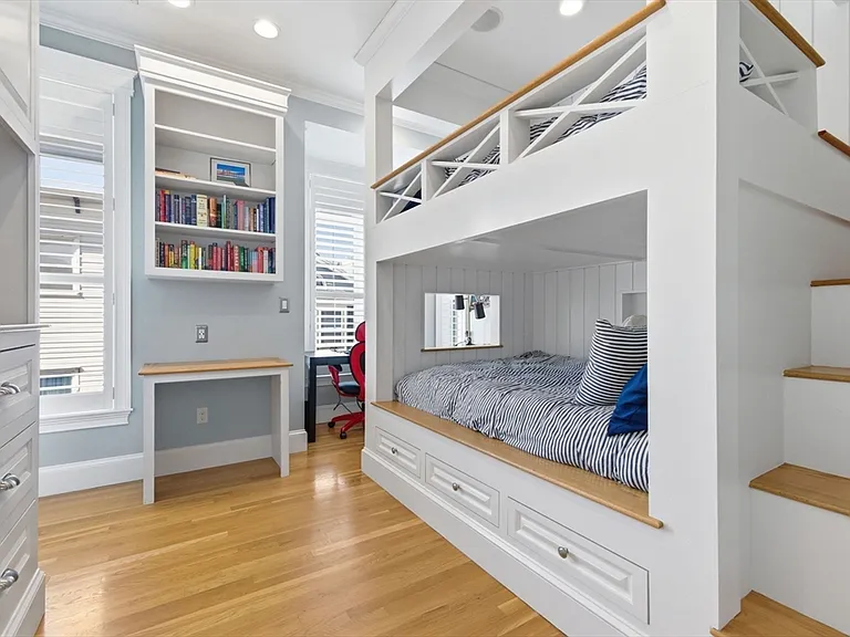 110 Bolton St — Photo 15